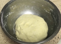 Thêm 100g bột ngô (bột bắp) và 100g bột mì vào thố lớn, trộn đều. Rưới từ từ nước lọc vào, dùng tay trộn bột rồi nhồi bột thành khối đồng nhất. Bọc màng thực phẩm lại rồi để bột nghỉ khoảng nửa giờ. Bóc sạch vỏ tôm, bỏ chỉ đen, cắt nhỏ hạt lựu. Nhặt sạch hẹ, rửa sạch, thái nhỏ.
