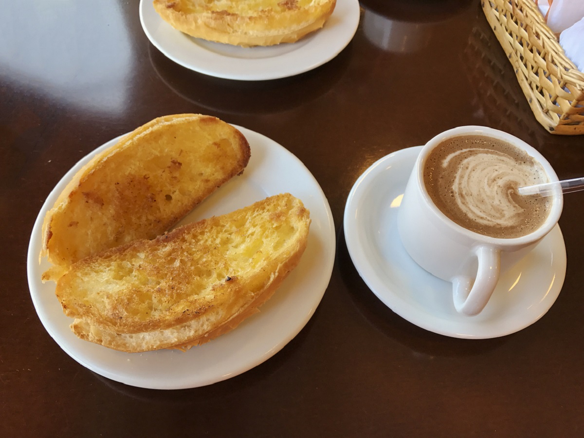 Pão na chapa e café