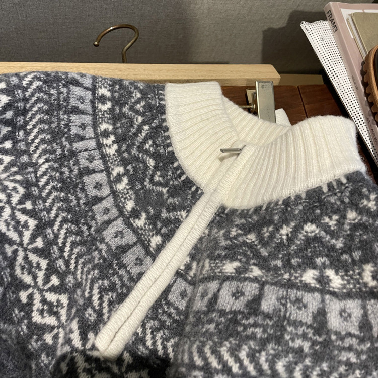 Women's knitted sweater with zipper and jacquard pattern