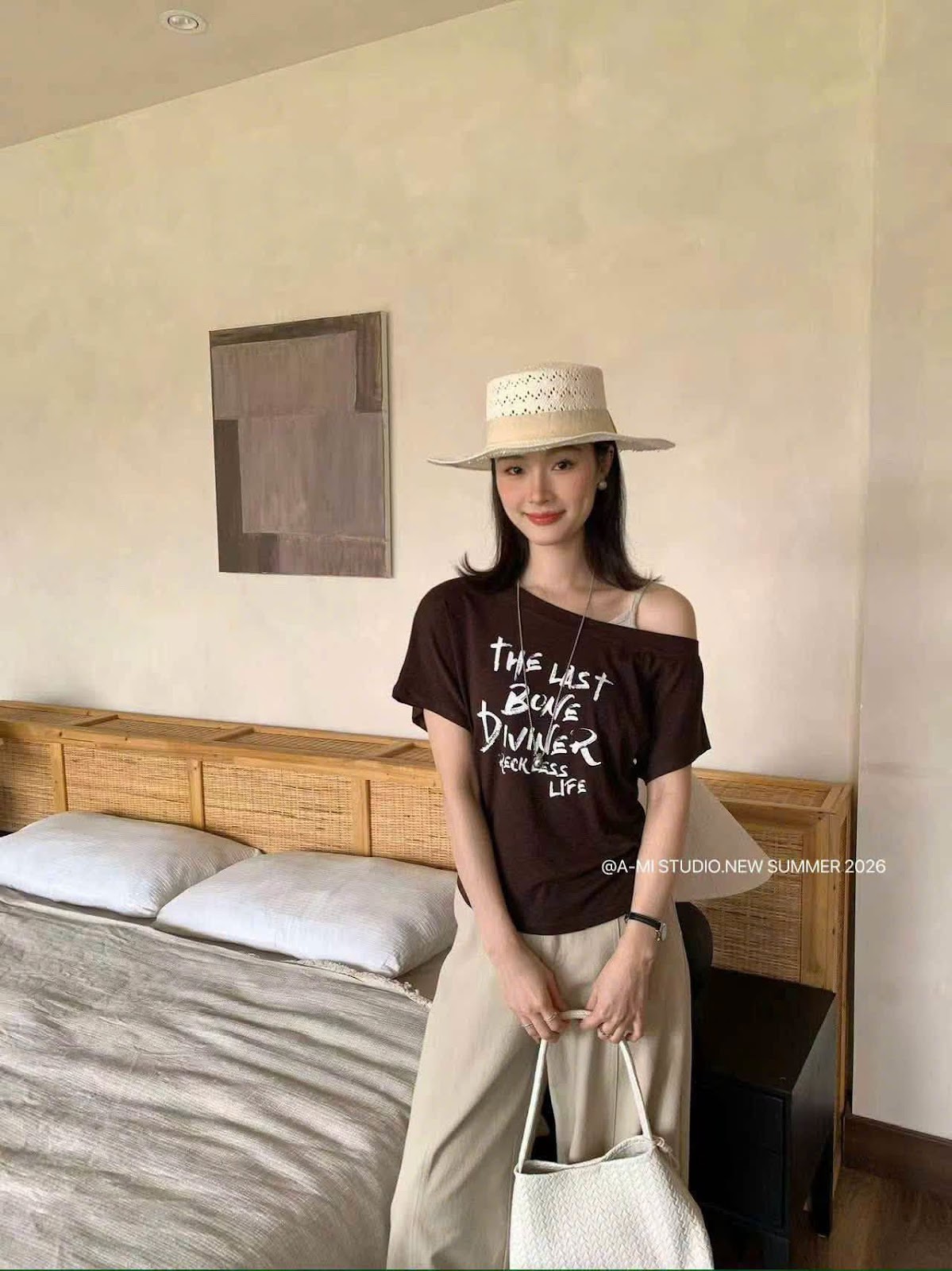 Áo thun bẹt vai nhíu eo in chữ The last bone XONXEN SHOP 2658