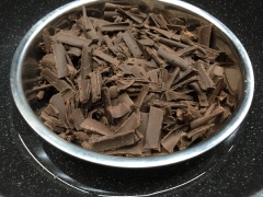 Cắt nhỏ chocolate rồi đem chưng cách thủy cho tan chảy đều.