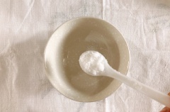 Làm nước sốt cho miến trộn: 1 muỗng cà phê muối, 1 muỗng cà phê đường, 1 muỗng cà phê nước tương, 2 muỗng cà phê giấm balsamic, 1 muỗng cà phê dầu mè, ít mù tạt, vài giọt dầu hạt tiêu, khuấy đều. Cắt xúc xích thành sợi nhỏ dài 4-5cm. Rửa sạch dưa leo, thái lát chéo mỏng rồi thái dưa leo thành sợi nhỏ.