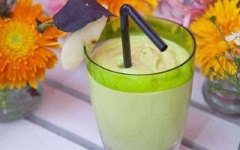 Đổ hỗn hợp ra ly, dùng lạnh. Vậy là lassi bơ đã xong rồi! Vừa ngon, bổ, rẻ lại tốt cho sức khỏe nè.