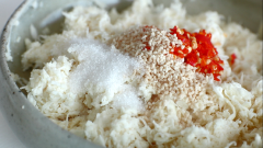 Lần lượt cho 3 muỗng cà phê bột nêm, 2 muỗng cà phê đường, 1 muỗng cà phê bột ngọt, 1/2 muỗng cà phê bột, ớt bằm nhuyễn vào tô khoai mì, trộn thật đều tất cả các nguyên liệu.