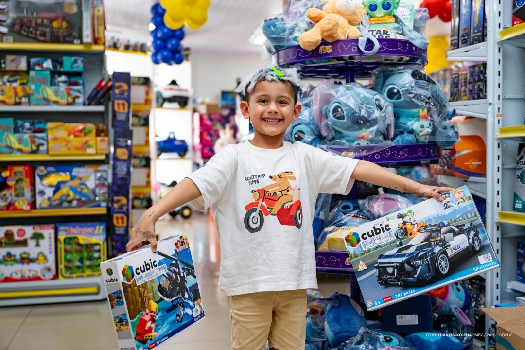 Detalhe de selo do Inmetro em brinquedo para garantir segurança infantil nas compras do Dia das Crianças em Boa Vista