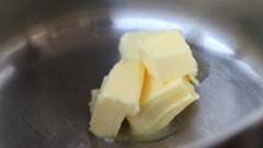 Cho 75gr bơ vào nồi, nấu cho tan chảy.
