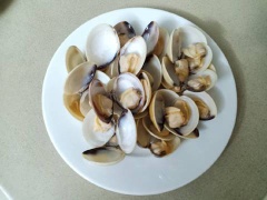 Cho nước vào nồi cùng nghêu, nấu cho nghêu mở miệng, gắp nghêu ra đĩa. Lọc lấy nước luộc nghêu để làm nước dùng.