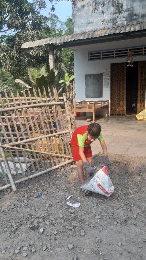 Em trai của sinh viên Huỳnh Hoàng Huy hưởng ứng việc thu nhặt rác thải nhưa