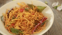 Sau khi làm khô gà lá chanh xong, bạn bảo quản trong hũ kín. Khi ăn khô gà, bạn vắt thêm miếng chanh vào nha. Khô gà lá chanh có màu nâu vàng óng ả, kích thích thính giác bởi mùi thơm các gia vị tẩm ướp. Khi nhai, khô gà có vị ngọt tự nhiên của thịt, vị cay cay của ớt, quyện với sả và lá chanh thơm nức. Hương vị tuyệt vời này đã khiến món gà lá chanh này thành món nhắm “lai rai” ngon khó cưỡng của đấng mày râu cùng như món quà vặt khoái khẩu của tất cả mọi người!