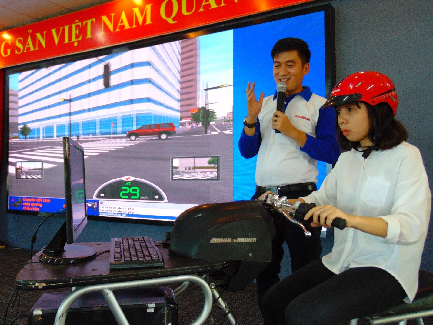 Sinh viên trãi nghiệm mô hình mô phỏng kỹ năng lái xe an toàn