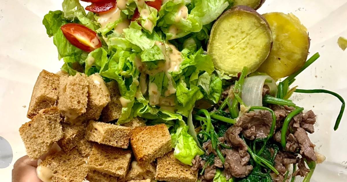 Salad bánh mì - bò xào cần tây ~ 400calo