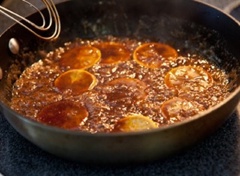 Cho 2 muỗng canh bơ, đường nâu và muối vào chảo đun chảy làm caramel. Sau khi hỗn hợp chuyển sang màu nâu cánh gián, bạn cho các lát chanh vào. Cho nước chanh vào hỗn hợp caramel, khuấy đều rồi tắt bếp.
