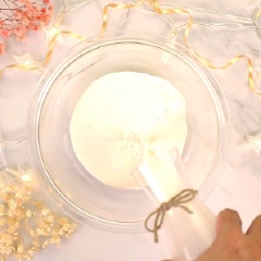 Butter milk là một hỗn hợp làm từ axit và chất béo, có tác dụng làm mềm cốt bánh. Trộn đều 720ml sữa tươi và 45ml nước cốt chanh, để trong 10 phút, chúng ta sẽ thấy được hiện tượng kết tủa. Đó là butter milk mà bạn cần.