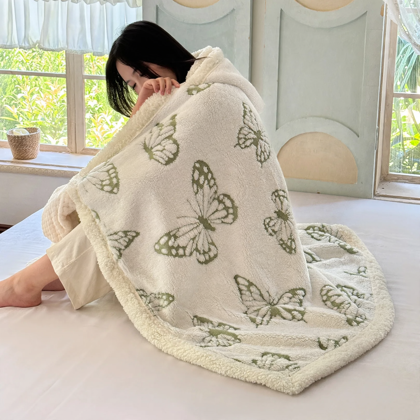 Hooded cloak blanket made of coral fleece