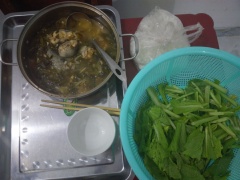 Nhắc xuống bàn ăn và tận hưởng thành quả. Món này ăn kèm với bún tươi thì tuyệt cú mèo luôn. Ăn với nước mắm tỏi ớt hoặc muối ớt chanh cũng rất ngon!