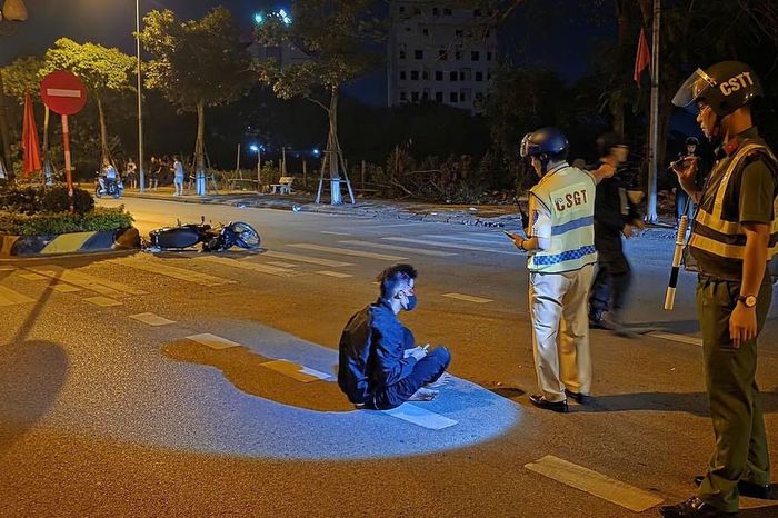 Video phẫn nộ: Thanh niên đi xe máy lạng lách 'thông chốt', tông bay rào sắt trong đêm - Chuyên trang Gia Đình &amp; Xã Hội - Báo Sức khỏe &amp; Đời sống