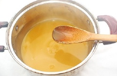 Làm thạch xoài bằng cách hòa bột gelatine vào nước ép xoài, đun trên bếp sôi khoảng 3-5 phút là được. Rồi bắc ra để nguội.