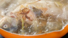 Sau đó, thêm nước đủ làm ngập cá rồi đun sôi, thêm rượu trắng, tiêu và muối vừa đủ. Nấu trong 20 phút. Thêm củ cải trắng vào nấu trong 15 phút hoặc cho đến khi củ cải mềm.