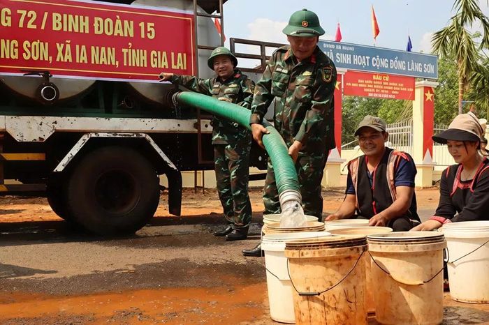 Gia Lai: Bộ đội chở nước cấp cho người dân vùng hạn - Báo Sài Gòn Giải Phóng