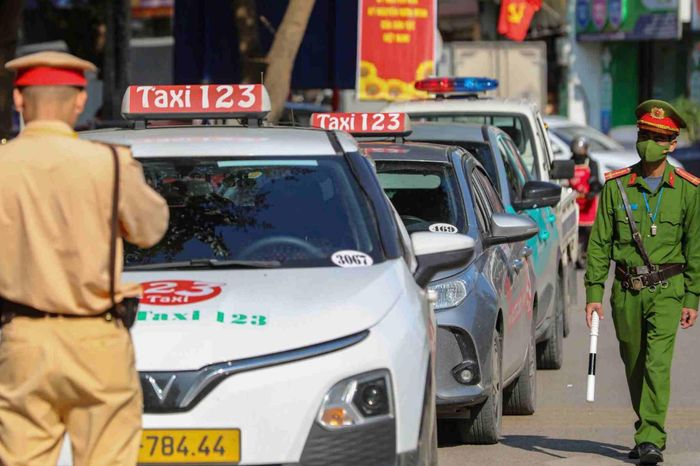 Tăng cường xử lý vi phạm dừng, đỗ xe sai quy định - Đài Phát thanh và truyền hình Hà Nội
