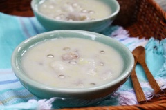 Cho chè ra chén, dùng nóng hay nguội đều ngon. Có thể cho thêm đậu phộng rang giã nhuyễn để món chè thơm hơn.