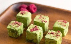 Nhúng viên kẹo vào 20gr bột matcha còn lại, rắc bột mâm xôi lên trên là hoàn thành. Cùng thưởng thức nhé!