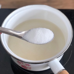 Nêm vào cùng: muối, đường, bột ngọt. Nếm thử theo khẩu vị vừa ăn. Nước sôi bùng cho thơm và hành tây chín là được. Tắt bếp.