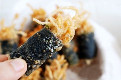 Vậy là chúng mình đã có món kimbap miến chiên rồi đó, giòn tan, lạ lẫm lắm! Ăn cùng canh kim chi cũng rất ngon í!