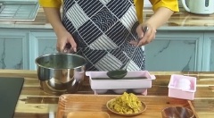 Nồi rau câu của mình đã được rồi, mình sẽ đổ ra khuôn. Với khuôn này, các bạn đổ gần đầy khay và mặt lỗ ở trên nhé. Đợi thạch se lại, các bạn để ngăn mát tầm 25-30p là được.