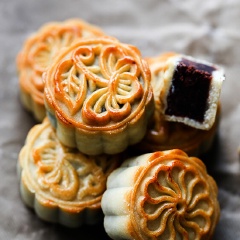 Bánh nướng chín cho ra ngoài để nguội hoàn toàn là có thể đem bảo quản ở nhiệt độ phòng để dùng dần. Muốn mang làm quà tặng thì bạn có thể cho bánh vào các hộp bánh trung thu có bán sẵn ở chợ hoặc cửa hàng nguyên vật liệu làm bánh rất tiện lợi nhé!