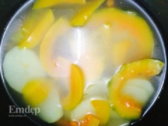 Cho khoai tây, bí đỏ đã sơ chế vào phần nước dùng gà, nấu cho đến khi bí đỏ, khoai tây chín mềm.
