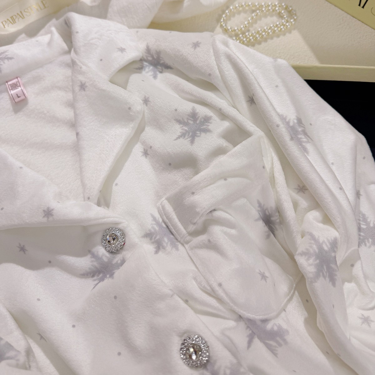 Ladies' fleece pajama set with snowflake pattern