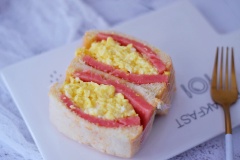 Khi ăn cắt đôi bánh mì ra, gỡ bo màng bọc thực phẩm nhé. Bánh mì sandwich kẹp trứng thịt nguội thơm ngon là món ăn ngon dễ làm, nguyên đơn giản và rẻ tiền, rất thích hợp cho những người hay bận rộn và không có nhiều thời gian để chuẩn bị bữa sáng cho cả nhà.