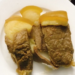 Trong lúc chờ thịt chín mình pha nước tương, bỏ tỏi, gừng, đường, ớt và 3 muỗng nước tương cùng 1 muỗng nước cốt chanh vào khuấy đều. Vớt thịt ra để nguội thái lát thật mỏng, bỏ dưa leo đã chuẩn bị dưới bỏ thịt trên và rưới nước tương đã pha lên là đã hoàn tất món gỏi bắp bò dưa leo nhé