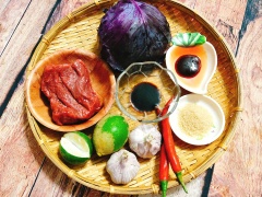 Thịt bò thăn đem rửa sạch, thái miếng mỏng, sau đó cho thịt bò vào tô nhỏ ướp cùng với 1 muỗng cà phê nước tương, 1/4 muỗng cà phê tiêu, 1 muỗng canh dầu hào, 1 muỗng cà phê bột ngọt và trộn đều, ướp thịt 10 phút cho ngấm gia vị.