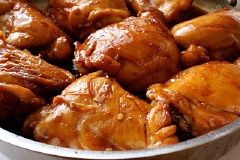 Tiếp theo, cho caramel, nước mắm, tiêu, ớt bột vào, giảm nhỏ lửa và kho khoảng 20 phút, thì thêm hành gừng tỏi đã được phi thơm ở trên vào.