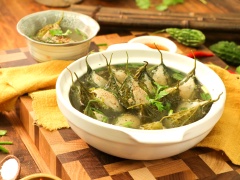 Múc canh ra tô, rắc thêm hành ngò và tiêu xay. Món canh này ăn khi còn nóng, chấm thêm nước mắm ớt thì đảm bảo cả nhà sẽ không phụ lòng mà ăn hết chẳng còn giọt nước nào cho mà xem.