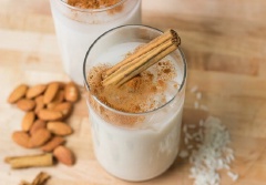 Sữa gạo Horchata là thức uống có màu trắng sữa được làm từ gạo tẻ, hạnh nhân kết hợp với hương thơm dịu nhẹ của quế và vani. Thức uống thanh khiết này có thể được làm ra đơn giản ngay tại nhà theo những hướng dẫn đơn giản sau.