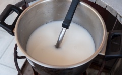 Cho phần nước cốt dừa vào nồi, trút đường vào muối vào, đun trên lửa vừa, khuấy thường xuyên trong vòng 5 phút. Nhớ là chỉ để nước cốt dừa nóng, đừng để sôi nha.