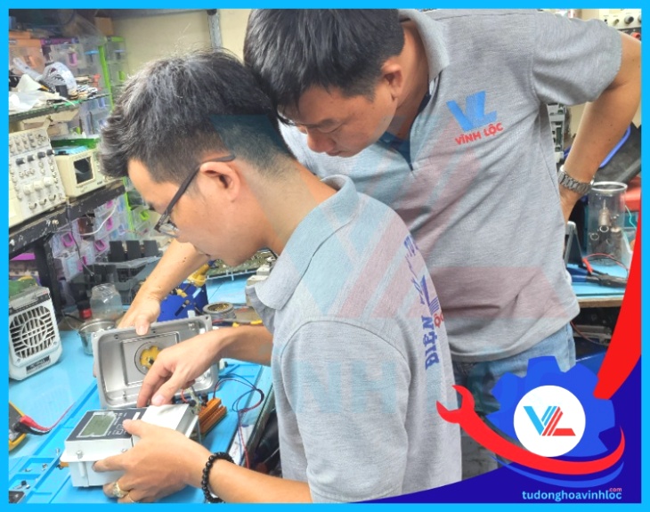 test vận hành cảm biến Liquipoint T FTW31 bằng dung dịch mẫu dẫn điện