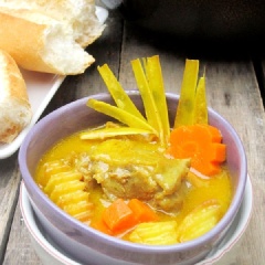 Món gà nấu cà ri ăn cùng cơm nóng, bún hay bánh mì đều rất ngon. Mùi thơm của cà ri hòa quyện cùng nước cốt dừa béo ngậy, thịt gà mềm ngọt, những miếng khoai bở bùi tạo nên một hương vị vô cùng hấp dẫn cho món ăn.