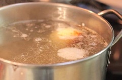 Phần nồi nước dùng sau khi ủ thì mở nắp ra, bật lò, cho hành tây, củ cải vào đun cùng. Với cách ủ xương như vậy khi bạn đun tiếp xương sẽ nhanh mềm và nước dùng được trong. Đun đến khi ăn thử củ cải mềm, nêm nếm gia vị cho vừa ăn.