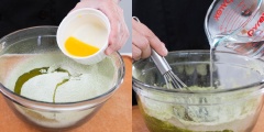 Rây đường xay và bột trà xanh matcha vào âu, tiếp đến cho bơ đun chảy vào trộn đều bằng phới lồng. Sau đó thêm nước nóng từ từ vào, khuấy đều cho đến khi bột mịn đặc thì dừng không thêm nước nữa.
