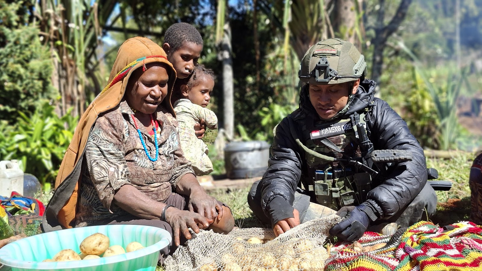 Wujud Kemanunggalan TNI-Rakyat, Satgas Yonif 742/SWY Renovasi Honai Warga di Pedalaman Papua