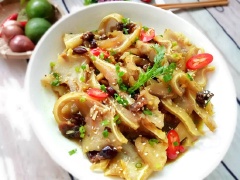 Cho tai heo ra đĩa, rắc thêm hành lá và mè rang rồi thưởng thức. Tai heo sốt me với tai heo giòn sần sật, ngấm đều gia vị chua chua, cay cay cực hấp dẫn. Hãy bỏ túi cách làm sau đây để có thể chế biến cho cả nhà cùng thưởng thức nhé! Món này dùng để chống ngán là hiệu quả lắm đấy!