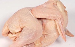 Gà làm sạch, có thể chặt bỏ đầu cổ và chân, để thật khô. Gừng rửa sạch, cắt lát.