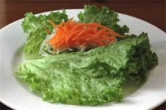 Đặt lá xà lách lên đĩa, cho vào bún, lá bạc hà, cà rốt, tôm, cuộn lại.