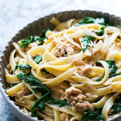 Dọn ra dĩa và thưởng thức nóng nhé. Pasta cá ngừ thơm ngon, tiện lợi, giàu chất dinh dưỡng chắc chắn sẽ là món ngon khoái khẩu mới cho cả nhà bạn đấy.