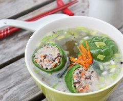 Múc canh ớt chuông nhồi thịt ra tô, ăn nóng với cơm.