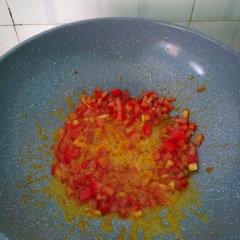 Cho chảo lớn lên bếp, xào nhuyễn cà chua - cho 1 lít nước + hỗn hợp tương ớt vào nấu sôi.